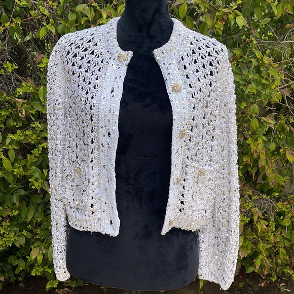 UNWORN Size 36 CHANEL White Cardigan Sweater with Sequins and Crystal Buttons - Picture 12 of 16